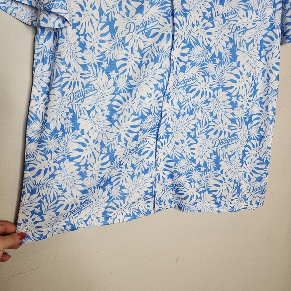 LA Dodgers Hawaiian Print Sort Sleeve Button Up Shirt Blue White Size Medium - Picture 9 of 16